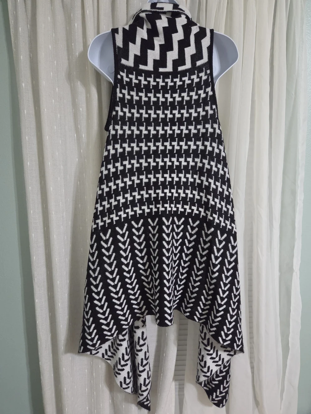 Romeo & Juliet Couture Black and White Knit Duster Vest